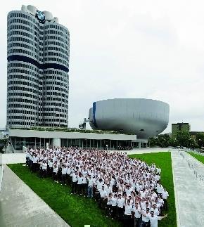 350 BMW-Auszubildende begrüssten die Ehrengäste zur Wiedereröffnung des Museums. Foto: Auto-Reporter/BMW